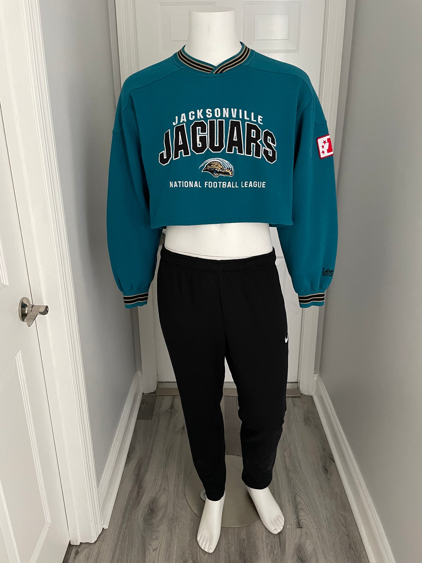 Vintage Jacksonville Jaguars cropped sweatshirt size XL