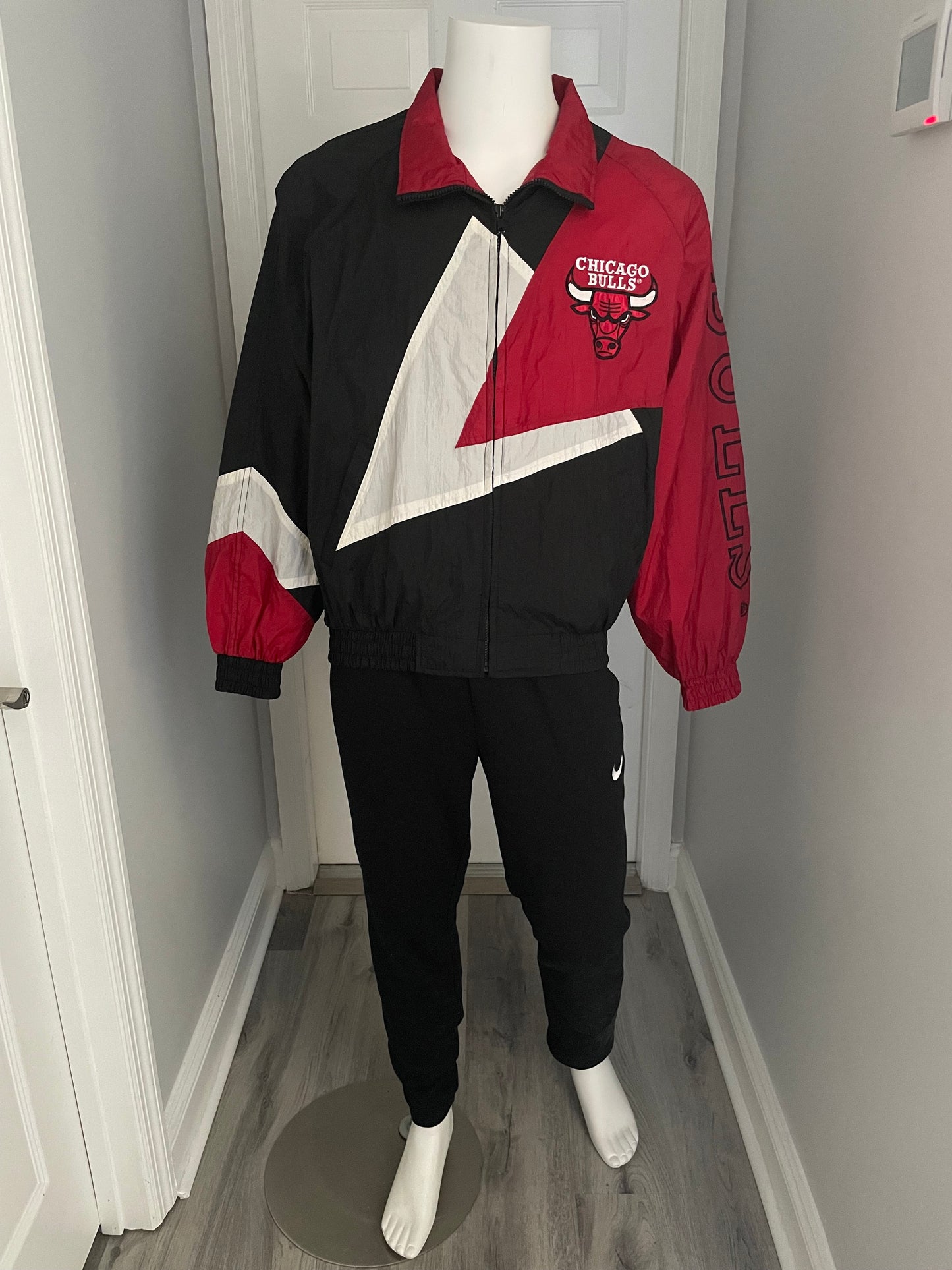 Vintage Chicago Bulls PRO PLAYER windbreaker size LARGE